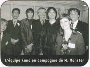 Thibaud Desbief (troisième en partant de la gauche), lors de la rencontre de l’équipe Kana avec Naoki Urasawa en 2001. (© Kana)